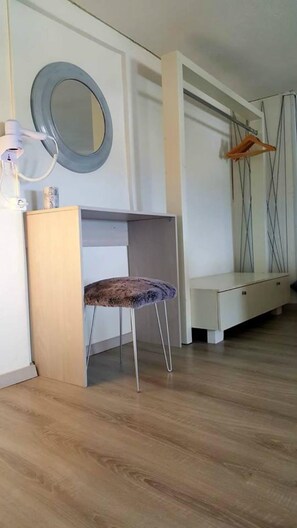 Suite Confort, vistas al mar (Simplicity) | Zona de estar | Una televisión de pantalla plana