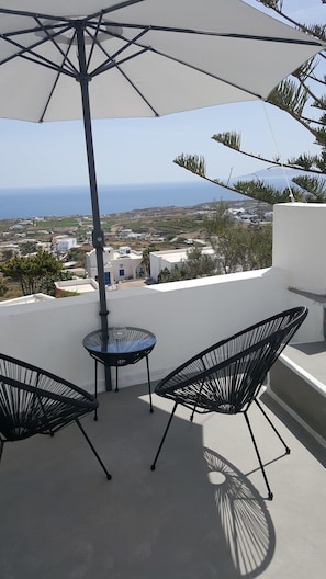 Studio (Sunrise) | Terrace/patio - Euphoria Suites (Santorini)