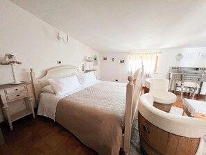 Deluxe dubbelrum - 1 queensize-säng - privat badrum - utsikt mot trädgården | Sängtillbehör av högsta kvalitet, duntäcken och memory foam-madrasser