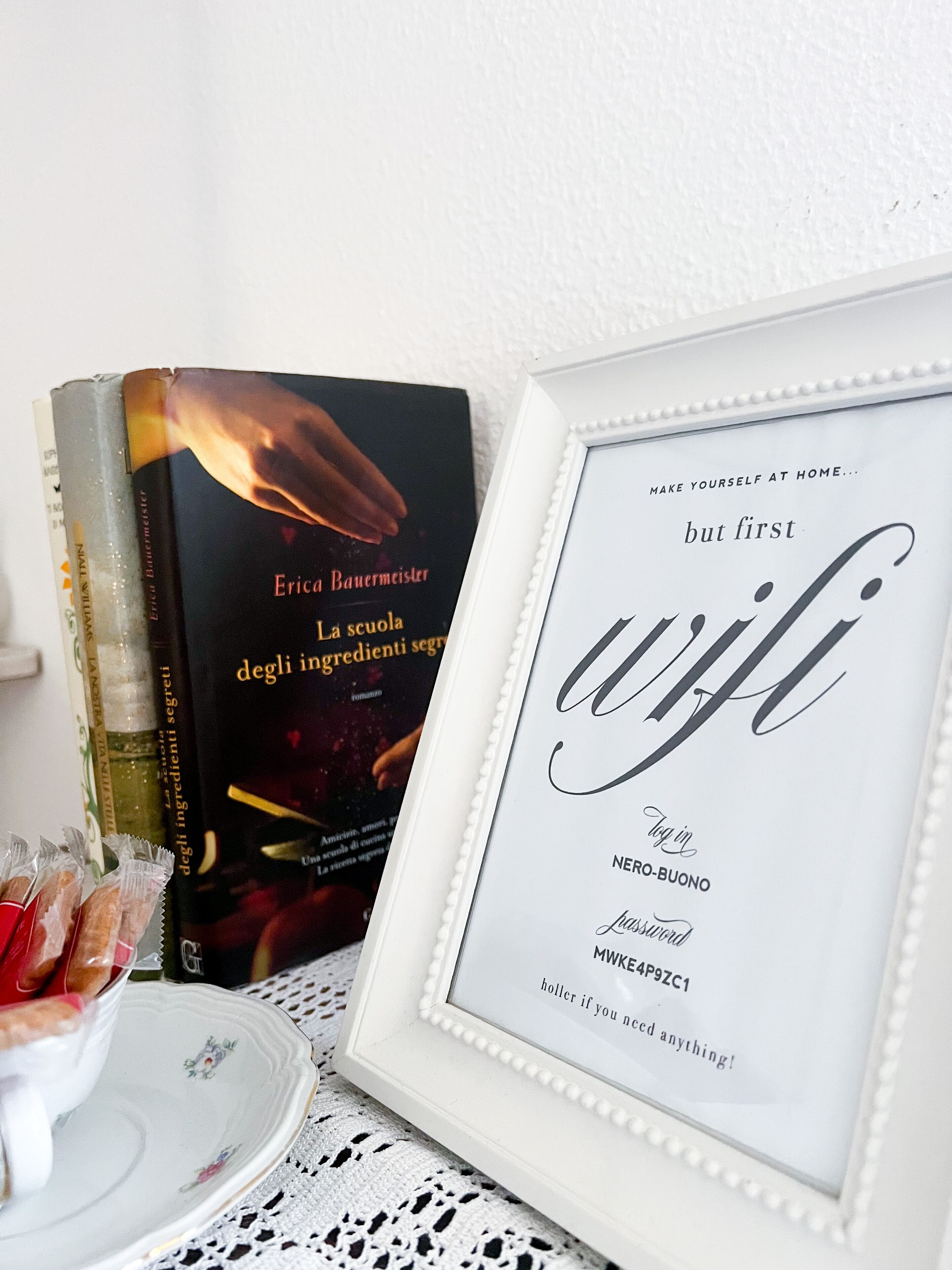 Een lijst met de tekst 'wifi' en een boek getiteld 'La scuola degli ingredienti segreti' van Erica Bauermeister.