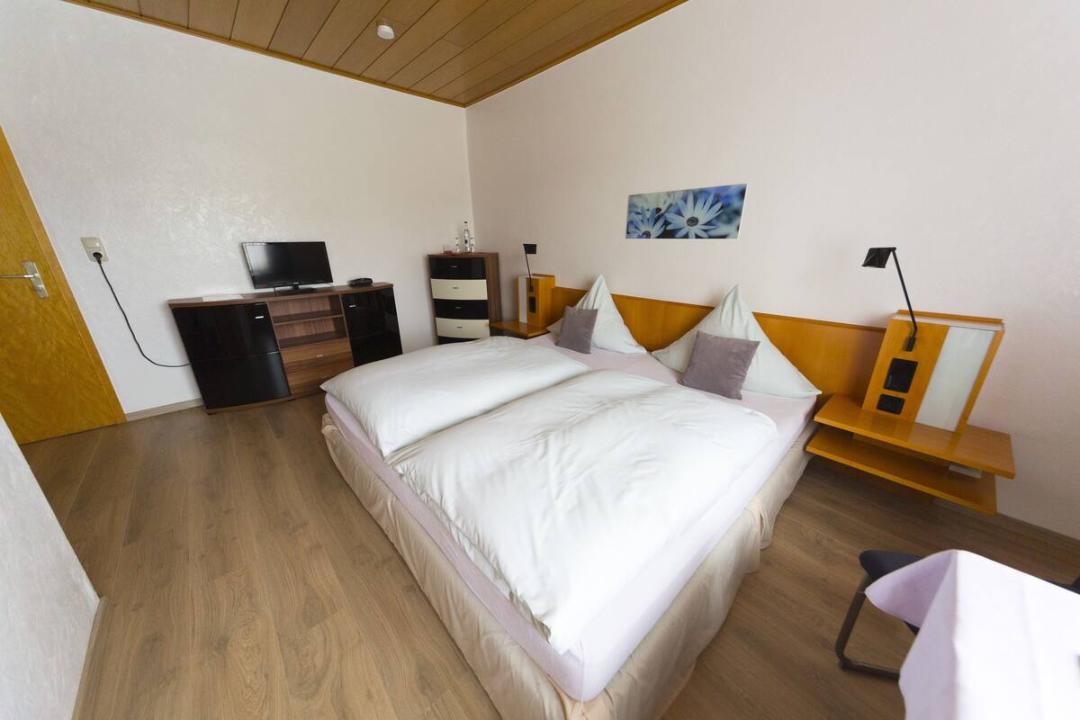 Double Room, 1 Katil Raja (King), Non Smoking | Peralatan tempat tidur hipoalergenik, meja, langsir/tirai gelap terus 