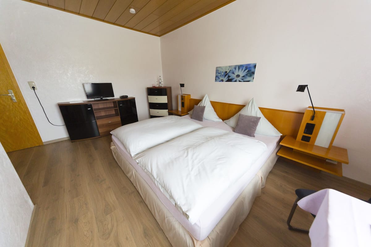 Double Room, 1 King Bed, Non Smoking | Hypo-allergenic bedding, desk, blackout curtains, iron/ironing board