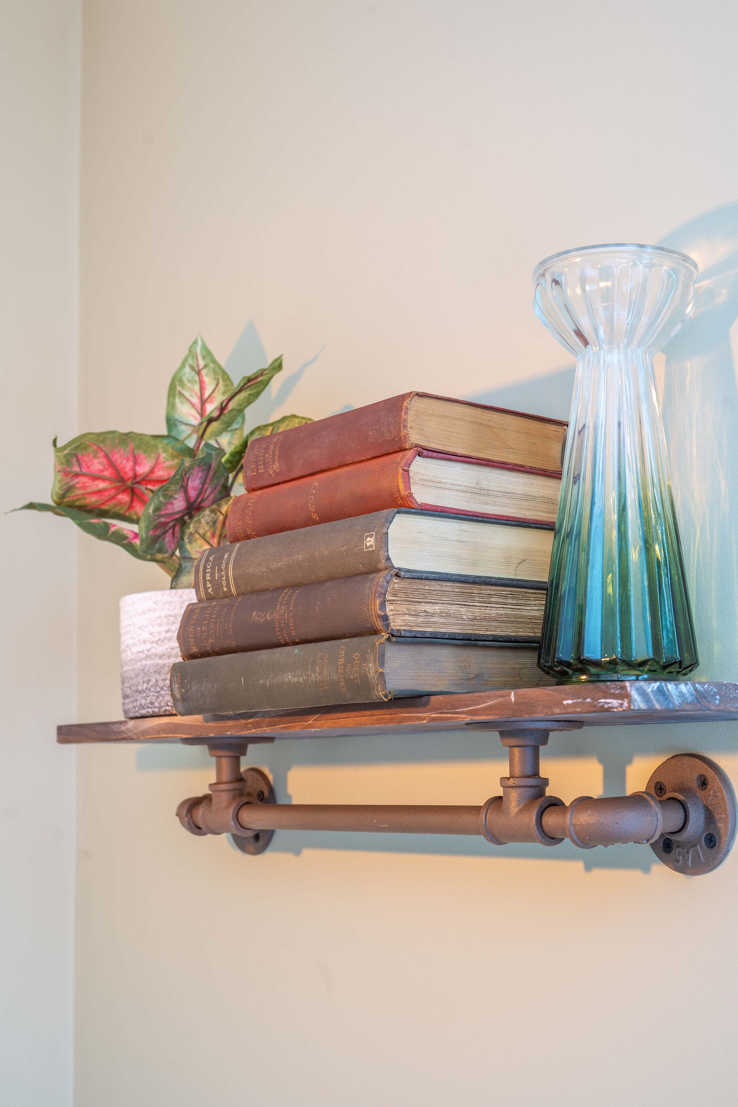 Ein Regal mit Büchern und einer Vase.