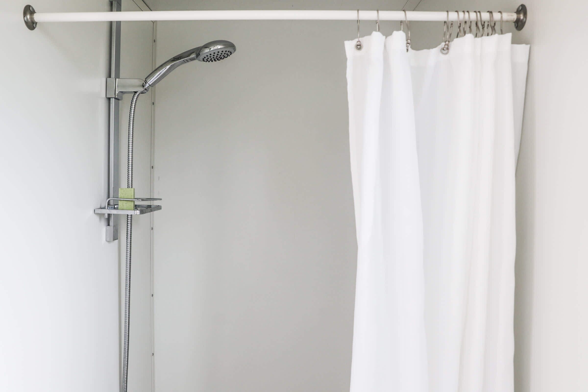 Een douche, handdoeken