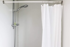 Douche, serviettes fournies