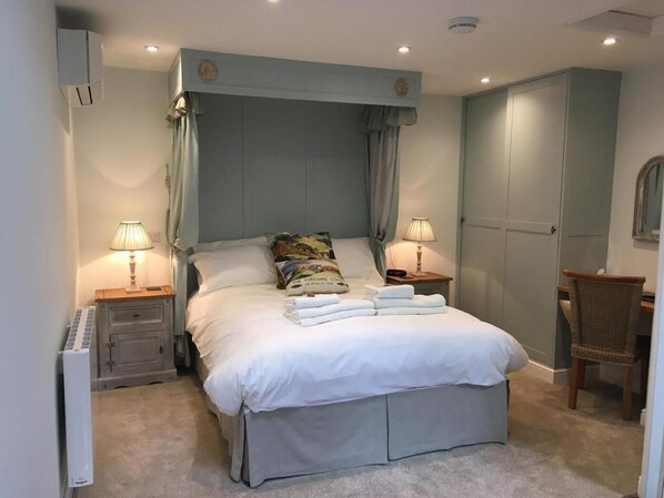 خزنة داخل الغرفة وبديكورات فريدة لكل غرفة وطراز فريد لكل وحدة ومكتب