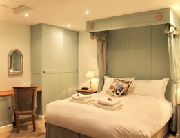 Deluxe King Room | In-room safe, individually decorated, individually furnished, desk