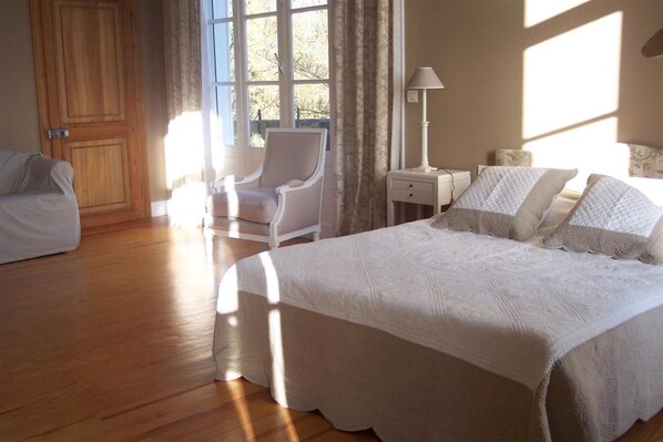 Desk, free cots/infant beds, rollaway beds, free WiFi