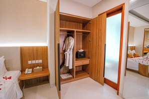 Premium bedding, in-room safe, soundproofing, iron/ironing board - The Sakaye Luxury Villas & Spa (Legian)