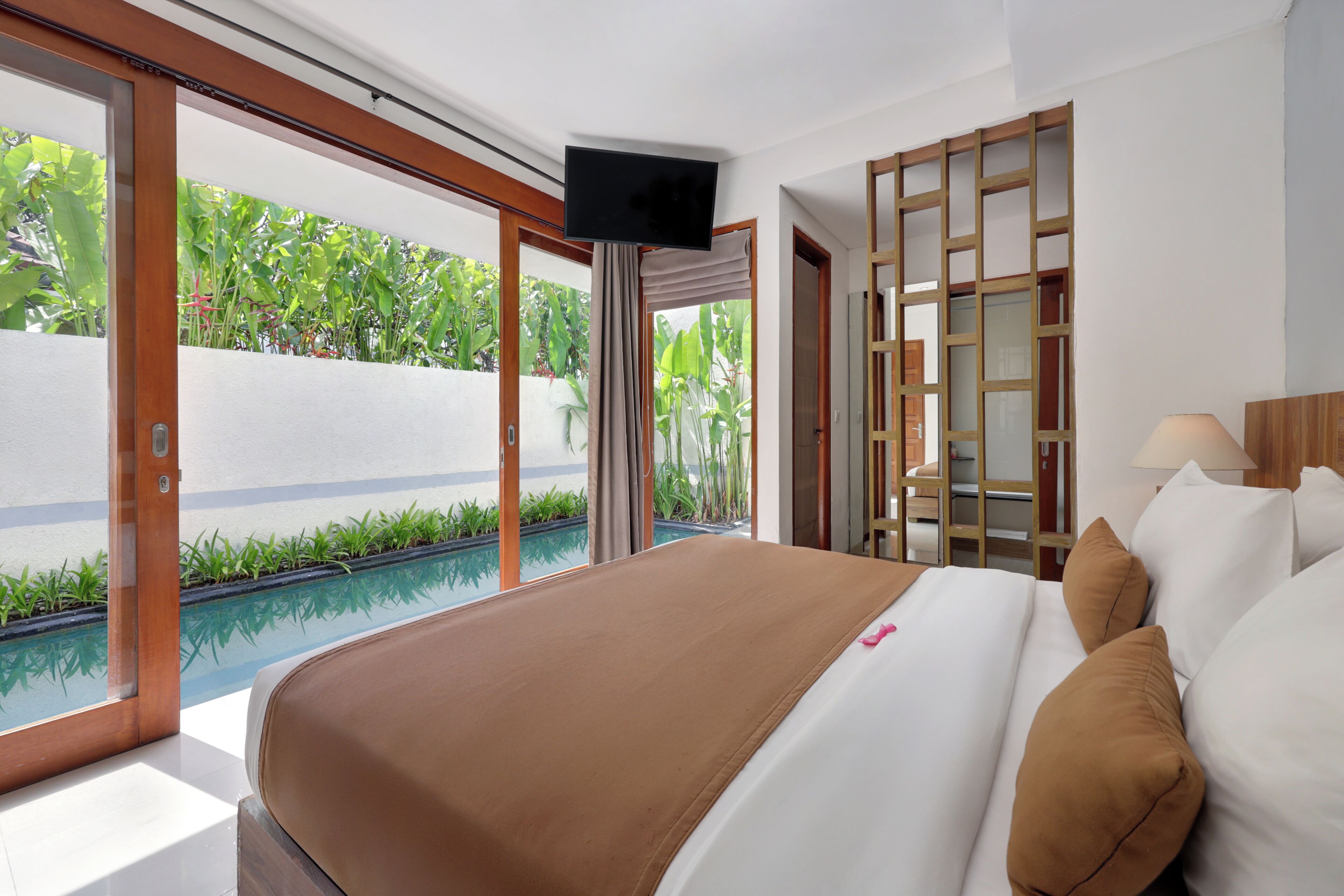 Premium bedding, in-room safe, soundproofing, iron/ironing board