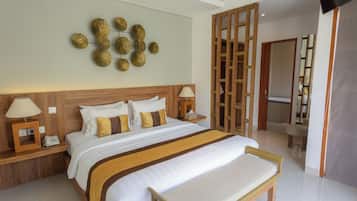 Ropa de cama de alta calidad y caja de seguridad en la habitación