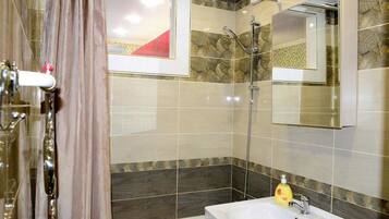 Apartment, 1 Schlafzimmer | Badezimmer | Duschwanne, kostenlose Toilettenartikel, Haartrockner