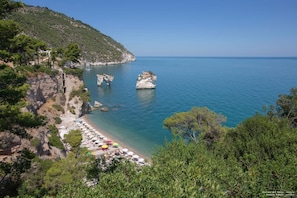 Private beach, white sand, sun-loungers, beach umbrellas - Hotel Baia Dei Faraglioni (Mattinata)