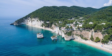 Vista aérea. Hotel Baia Dei Faraglioni