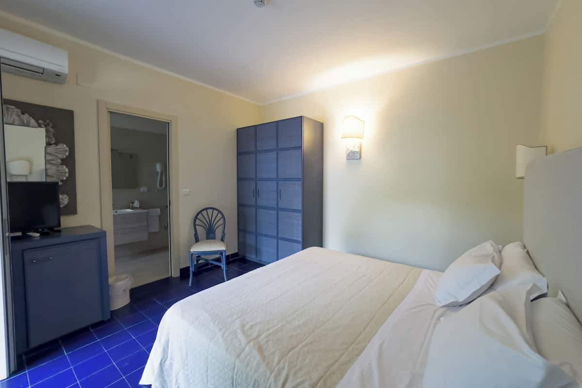 In-room safe, desk, free WiFi, bed sheets