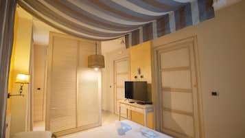 1 habitación, caja de seguridad en la habitación y escritorio