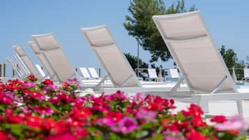 2 udendørs pools, parasoller, liggestole