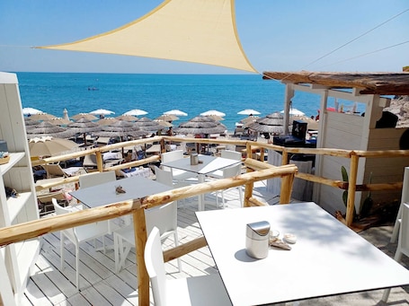 Bar de playa. Hotel Baia Dei Faraglioni