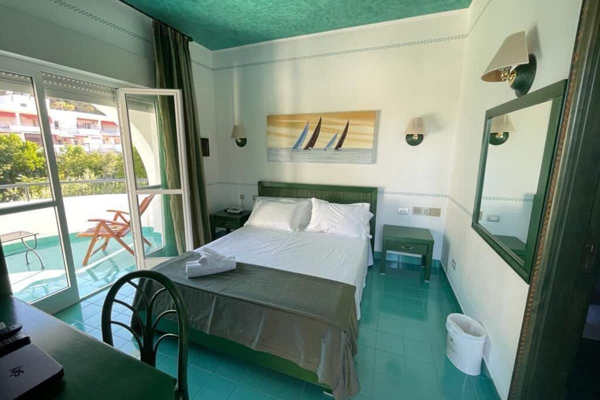 1 bedroom, in-room safe, desk, free WiFi