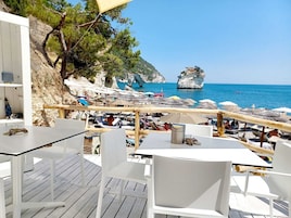 2 restaurantes: opção de almoço e jantar
