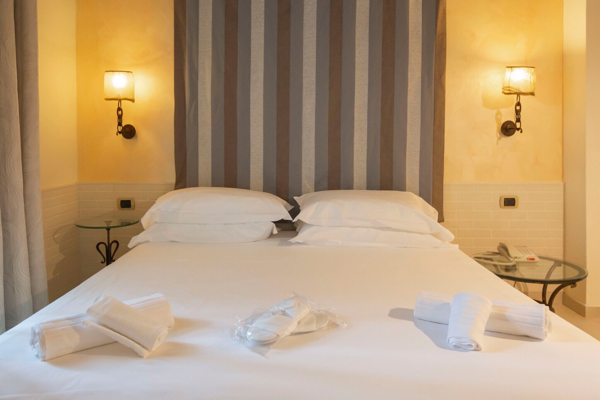 Suite Superior, piscina privata (Faraglioni) | Una cassaforte in camera, una scrivania, Wi-Fi gratuito, lenzuola