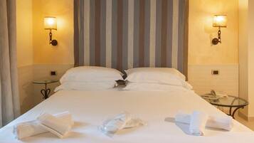 Suite Superior, piscina privata (Faraglioni) | Una cassaforte in camera, una scrivania, Wi-Fi gratuito, lenzuola
