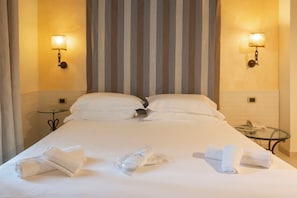 Superior Suite, Private Pool (Faraglioni) | In-room safe, desk, free WiFi, bed sheets - Hotel Baia Dei Faraglioni (Mattinata)