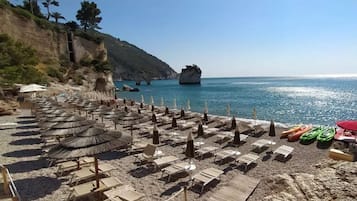 Spiaggia privata, sabbia bianca, lettini da mare, ombrelloni