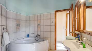 Standard-huvila (Marios) | Kylpyhuone | Ilmaiset hygieniatuotteet, hiustenkuivaaja, kylpytakit, pyyhkeet