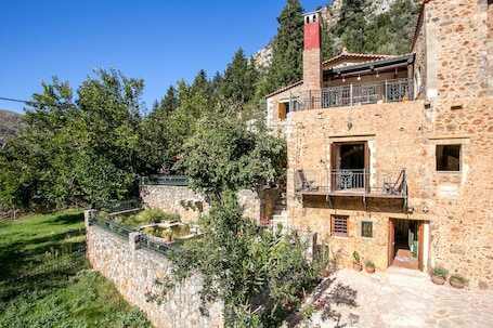 Vila superior (Smaragdi) | Área da propriedade. Ifigenia Theriso Village