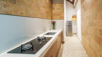 Villa, 1 chambre, piscine privée | Cuisine privée | Réfrigérateur, micro-ondes, plaque de cuisson, bouilloire électrique