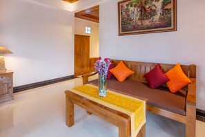 Villa, 1 Schlafzimmer, eigener Pool | Wohnzimmer | 32-Zoll-Flachbildfernseher mit Kabelempfang, Fernseher