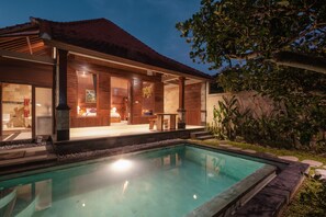 Una casa moderna con piscina, fachada de madera y ambiente interior luminoso.