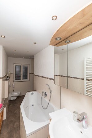 Apartment, Multiple Beds (1. Etage) | Bathroom | Hair dryer, towels - Alte Villa (Garmisch-Partenkirchen)