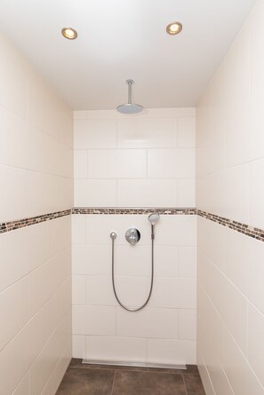 Apartment, Multiple Beds (1. Etage) | Bathroom - Alte Villa (Garmisch-Partenkirchen)