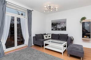 Apartment, Mehrere Betten (1. Etage) | Wohnzimmer | Flachbildfernseher