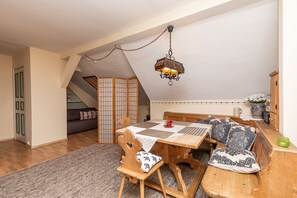 Apartment, 2 Queen-Betten (2. Etage) | Wohnbereich | Flachbildfernseher