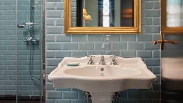 Combined shower/bathtub, rainfall showerhead, free toiletries