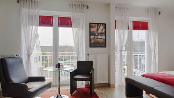 Tweepersoonskamer (Zimmer 6) | Een kluis op de kamer, een bureau, geluiddichte muren