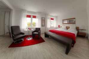 Double Room (Zimmer 2) | In-room safe, desk, soundproofing, rollaway beds - Hotel Christiansen (Cuxhaven)