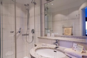 Camera doppia (Zimmer 11) | Bagno | Doccia, asciugacapelli, asciugamani, sapone