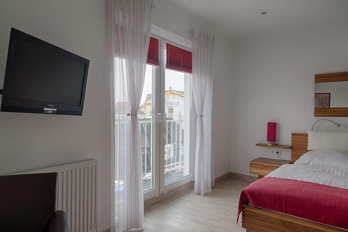 Double Room (Zimmer 10) | In-room safe, desk, soundproofing, rollaway beds (surcharge)