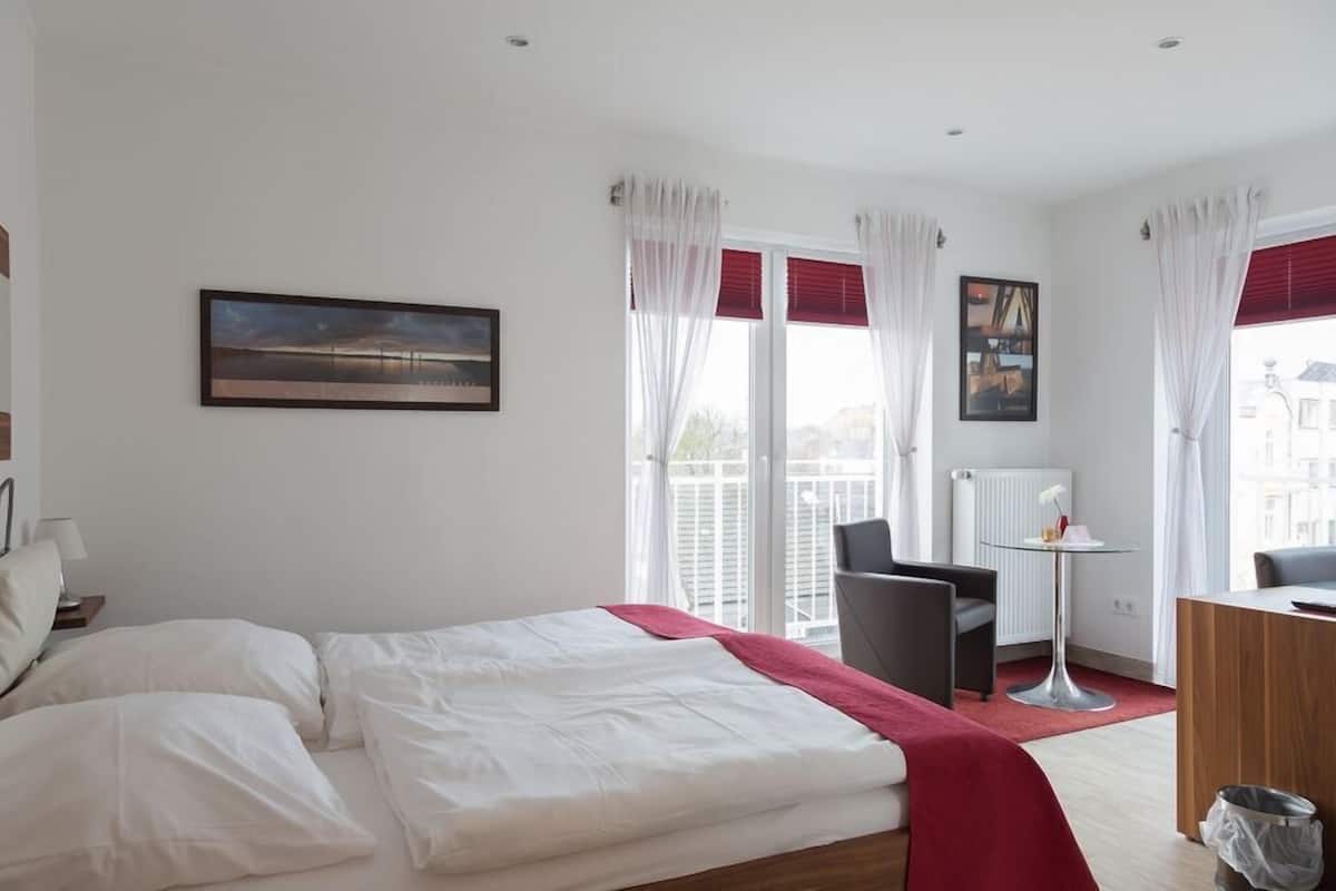 Double Room (Zimmer 11) | In-room safe, desk, soundproofing, rollaway beds (surcharge)