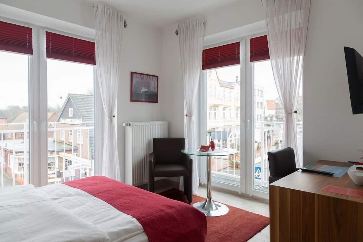 Double Room (Zimmer 7) | In-room safe, desk, soundproofing, rollaway beds (surcharge)
