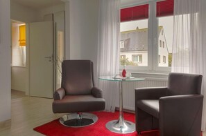 Habitación doble (Zimmer 2) | Área de sala de estar | Televisión 