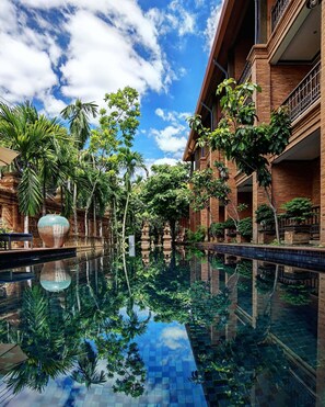 Udendørs pool, åben fra kl. 07.00 til kl. 20.00, parasoller