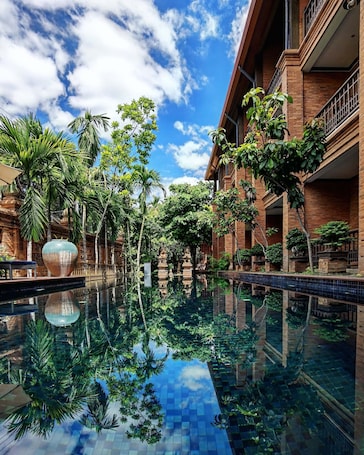 Outdoor pool, open 7:00 AM to 8:00 PM, pool umbrellas