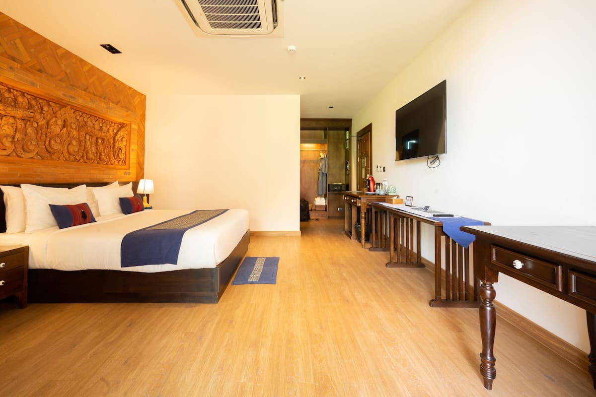 Deluxe studio suite | Luxe beddengoed, een kluis op de kamer, een bureau, een laptopwerkplek