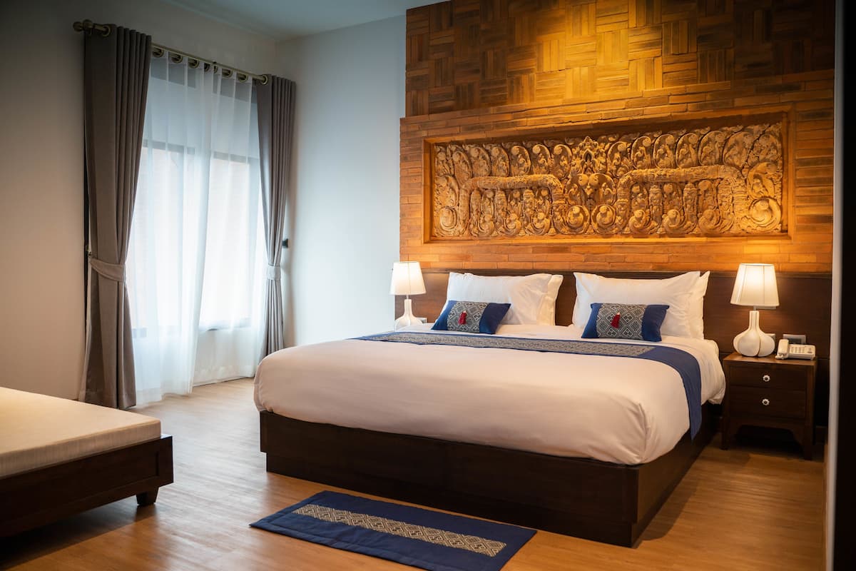 Deluxe tweepersoonskamer | Luxe beddengoed, een kluis op de kamer, een bureau, een laptopwerkplek