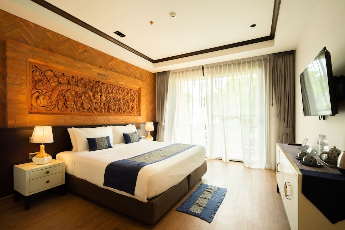 Deluxe tweepersoonskamer | Luxe beddengoed, een kluis op de kamer, een bureau, een laptopwerkplek